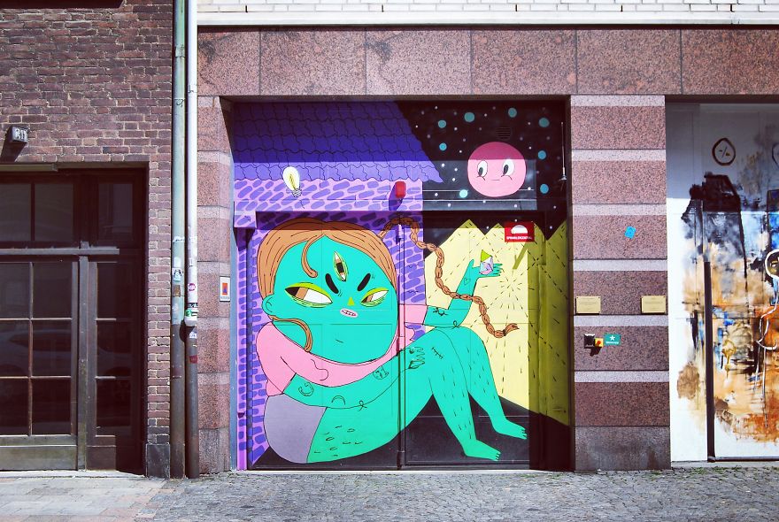 Seorang Fotografer Rela Keliling Dunia Demi Sebuah Pintu